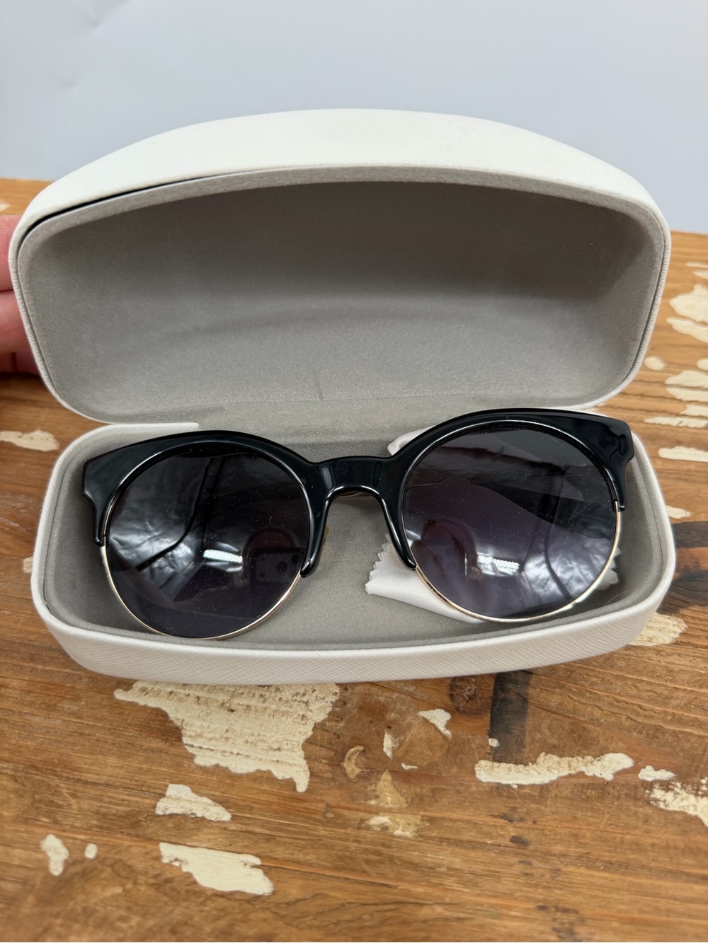 kate spade Black Round Sunglasses with Gradient Lenses